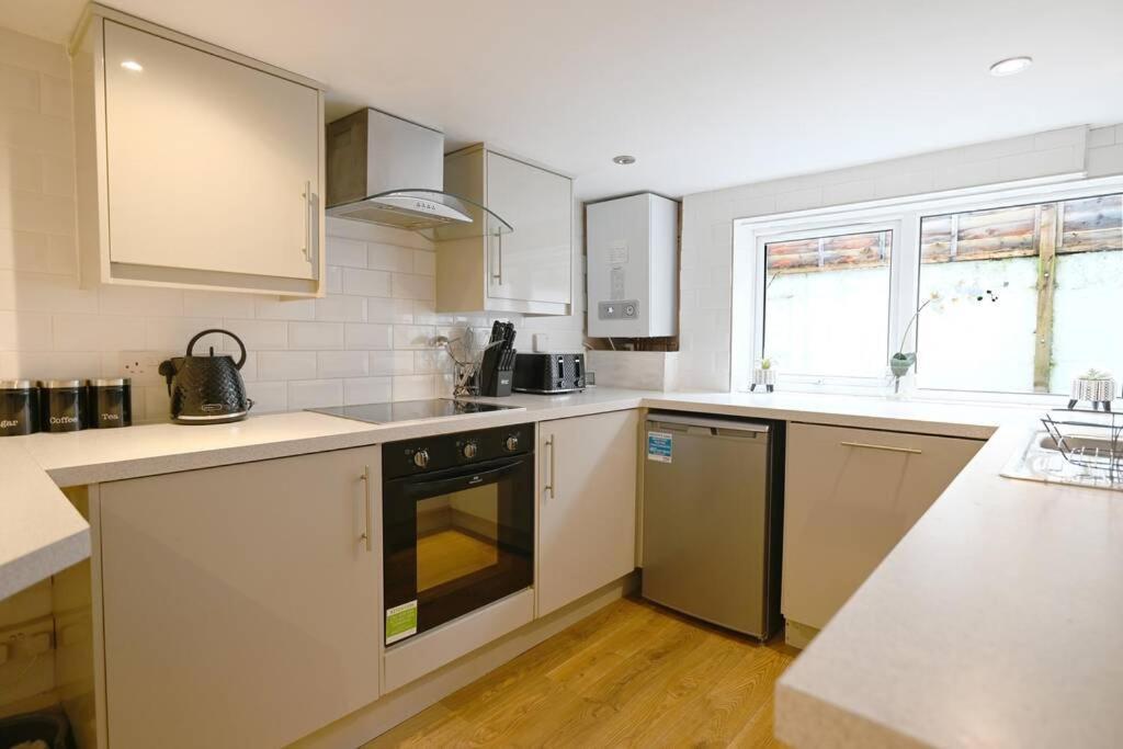 Holiday home 4 Bed Town House 'reading Town Centre'