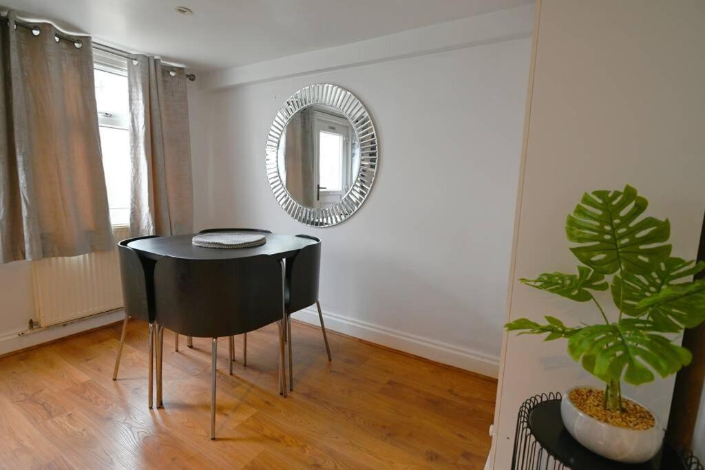 4 Bed Town House 'reading Town Centre' * Reading