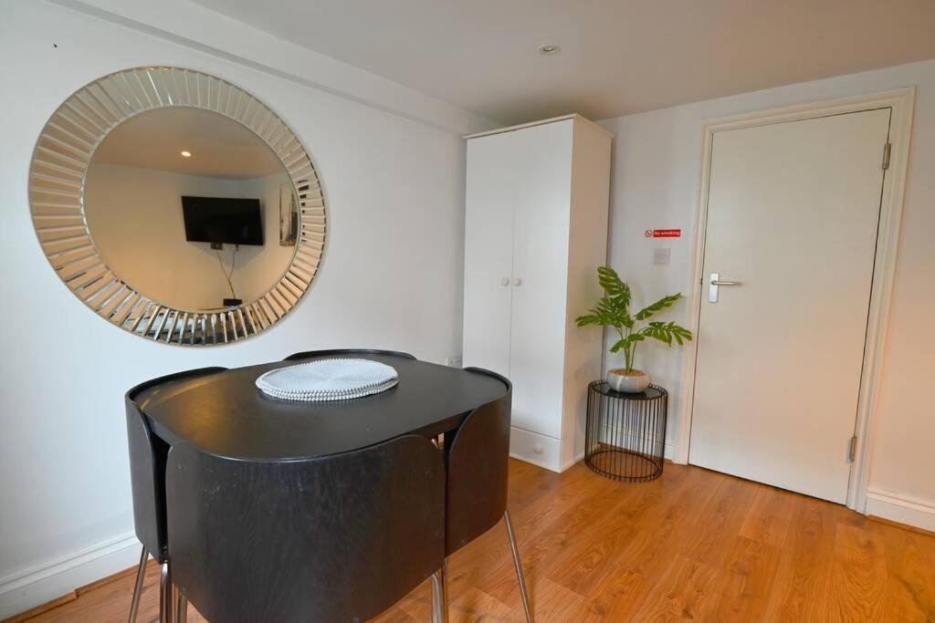 Holiday home 4 Bed Town House 'reading Town Centre'