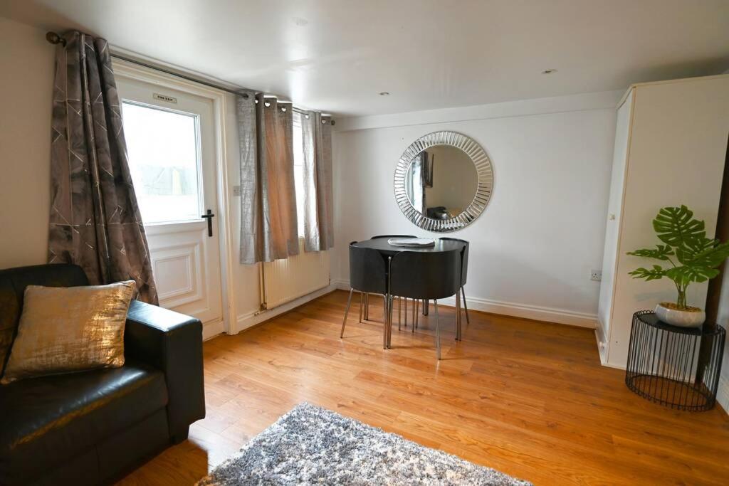 Holiday home 4 Bed Town House 'reading Town Centre' *