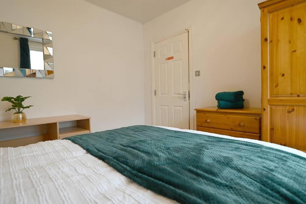 4 Bed Town House 'reading Town Centre' Holiday home Reading