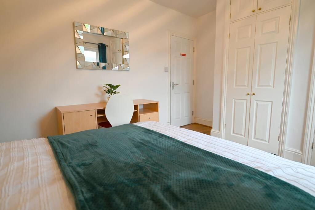 4 Bed Town House 'reading Town Centre' Reading
